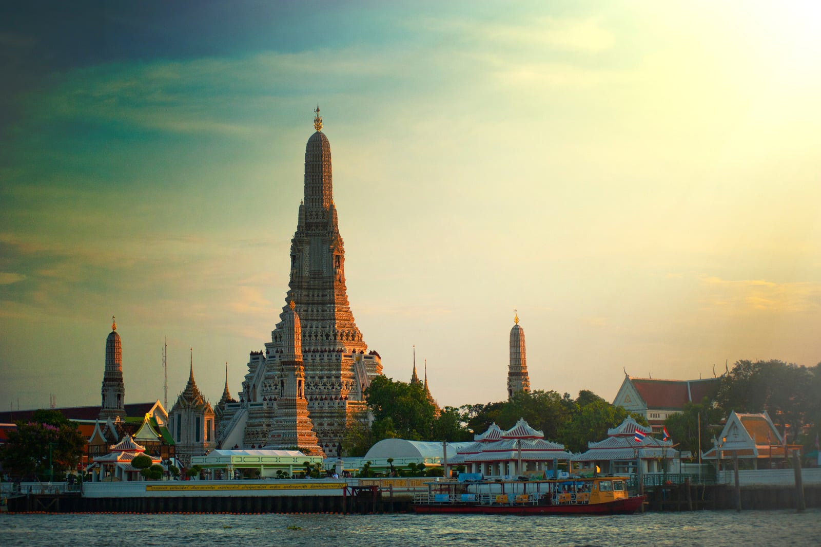 Templo Wat Arun em Bangkok ao entardecer